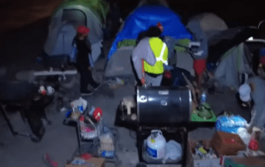 Migrantes venezolanos 'hacen vida' debajo de un puente en Denver, EEUU