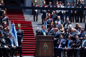 Milei advierte tras tomar posesión de que la economía argentina "empeorará" antes de la recuperación