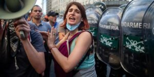 Milei encara las primeras protestas de los piqueteros en las calles: «El que corta, no cobra»