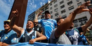 Milei presenta un paquete de leyes al Congreso argentino en medio de manifestaciones en su contra