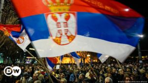 Miles de opositores serbios exigen anular las elecciones – DW – 25/12/2023
