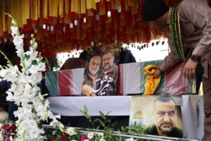 Miles de personas acuden en Irn al funeral del comandante de los Guardianes muerto en Siria en un ataque israel