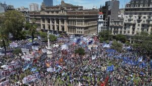 Miles de personas rechazan en las calles el plan de choque del ultraderechista Javier Milei