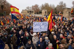 Miles de personas se manifiestan contra la amnistía convocadas por el PP en el Templo de Debod en Madrid