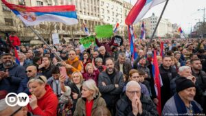 Miles de serbios protestan contra presunto fraude electoral – DW – 30/12/2023