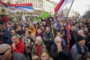 Miles de serbios protestan contra un presunto fraude en las elecciones del 17 de diciembre