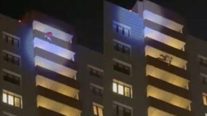 Muere un Papa Noel al caer de un 24º piso