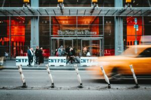NYT demanda a Microsoft y a OpenAI por usar sus textos sin permiso