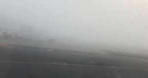 Niebla arruina los viajes; AICM suspende operaciones indefinidamente