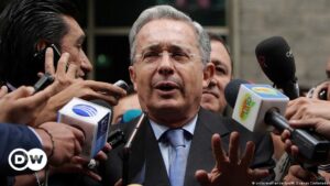 Niegan amparo que pedía acusar a Álvaro Uribe por soborno – DW – 06/12/2023