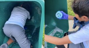 Niño de 13 años se gana la vida lavando canecas de basura; despierta admiración
