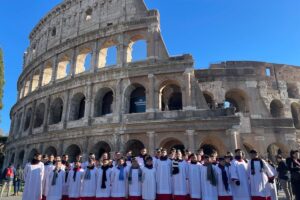 Niños Cantores del Zulia ofrecen su repertorio a visitantes del Coliseo de Roma