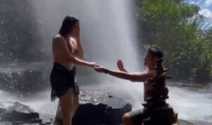 Novia se resbala en una cascada segundos después de reaccionar a una propuesta de matrimonio (VIDEO)