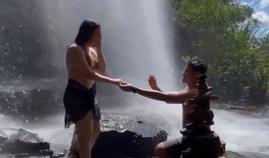 Novia se resbala en una cascada segundos después de reaccionar a una propuesta de matrimonio (VIDEO)