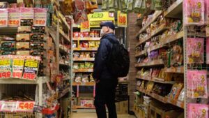 Nueva York salvaje: captan en VIDEO la paliza a un hombre en supermercado