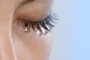 Oler lágrimas de mujer bloquea la agresividad en hombres