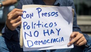 Oposición clama por la liberación de "más de 300 presos políticos"