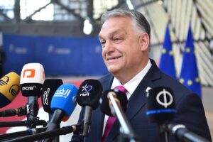 Orbán avisa de que aún puede frenar el proceso de adhesión de Ucrania a la UE, que considera un error