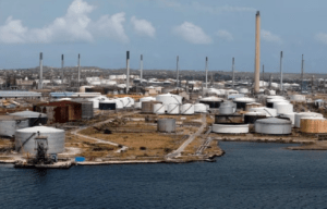 PDVSA saldará deuda con refinería de Curazao suministrando combustible: Reuters