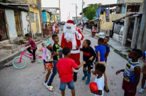 Padres cubanos hacen magia para aparecer los juguetes esta Navidad - AlbertoNews