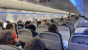 Pagaron dinero extra para sentarse juntos en un vuelo y la azafata los separó por un motivo que los enfureció (VIDEO)