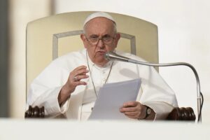 Papa Francisco arremete contra industria armamentística y pide paz para el mundo en Navidad