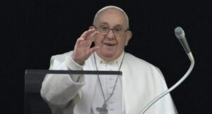 Papa Francisco insiste en no confundir la fiesta en Navidad con el consumismo