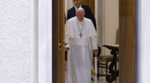 Papa vuelve a asomarse por ventana del Vaticano tras bronquitis