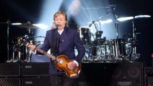 Paul McCartney ofrece sorpresivo concierto para 300 fanáticos en Brasil