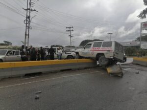 Persecución en Miranda: Robaron camioneta, bajaron a mujer en ropa interior y se estrellaron contra un muro