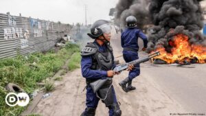 Policía de Congo dispersa con gases nueva protesta opositora – DW – 27/12/2023