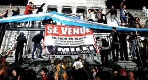 Protesta contra Javier Milei en Argentina por medidas de revolcón económico