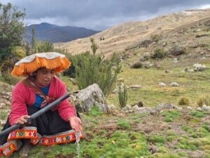 Pueblos andinos de Perú “reviven” el agua que la crisis climática les quita
