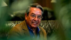 Reportan delicado de salud al escritor José Agustín Ramírez; su pronóstico es reservado