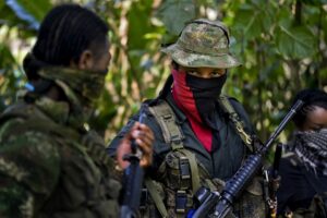 Responsabiliza a disidencia de las FARC de asesinar a indígenas