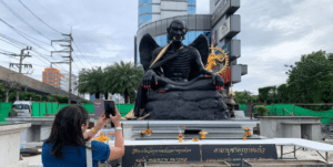 Retiran una estatua «demoníaca» en Bangkok