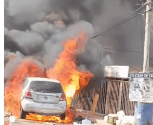 Se prende en llamas un vehículo frente a la antigua sede Polisur en Sierra Maestra