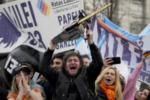 Separarse sin jueces ni abogados, reventas legales... La 'nueva Argentina' para la que Milei quiere superpoderes