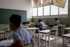 Sin agua ni luz, escuelas públicas venezolanas al borde del colapso