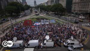 Sindicatos vuelven a protestar contra el decreto de Milei – DW – 23/12/2023