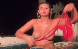 Sofia Jamora en topless por descuido en un directo de TikTok