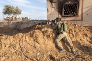 Soldados israeles matan por error a tres secuestrados en combates en Gaza