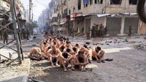 Soldados israelíes desnudan y esposan a decenas de hombres en Gaza, según fotos en redes
