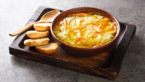 Sopa juliana, una receta saludable, barata y ligera para entrar en calor