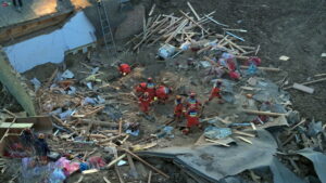 Suben a 127 muertos y 734 heridos por terremoto en el noroeste de China