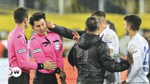 Suspenden campeonato en Turquía por "vil ataque" a árbitro – DW – 12/12/2023