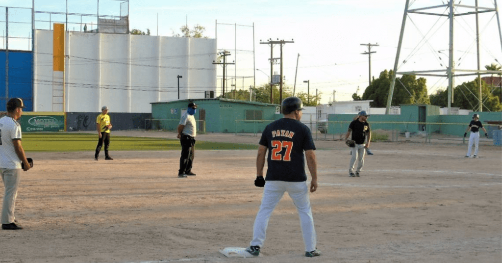 Suspenden partido de sóftbol porque umpire olvidó enfriar la cerveza