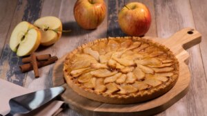 Tarta de manzana con glaseado de melocotón, un postre barato y para convertirte en el perfecto anfitrión