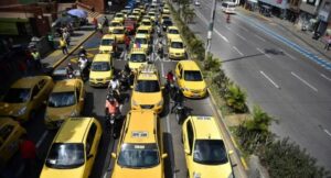 Taxistas en Colombia recibirían bono único por subida de la gasolina en Colombia