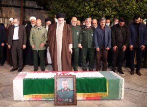 Tehern clama venganza en el funeral del comandante iran asesinado por Israel